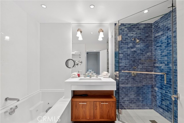 Detail Gallery Image 14 of 39 For 102 Blue Lagoon, Laguna Beach,  CA 92651 - 3 Beds | 3 Baths