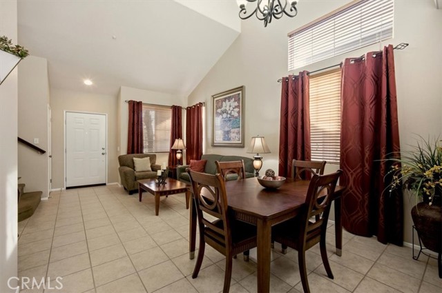 Detail Gallery Image 4 of 58 For 14666 Ontario Cir, Fontana,  CA 92336 - 4 Beds | 2/1 Baths