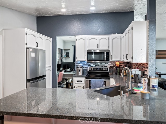 Detail Gallery Image 7 of 41 For 13826 Wawona, Apple Valley,  CA 92307 - 3 Beds | 2 Baths