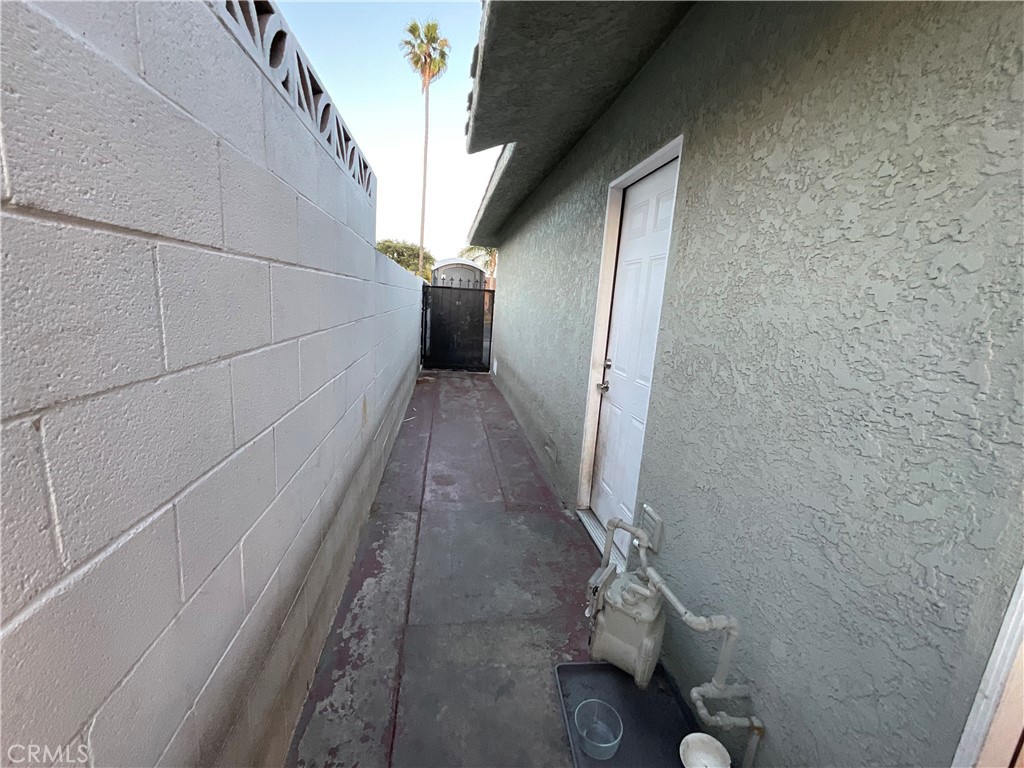 https://media.crmls.org/medias/6829d401-05b4-4d95-b2bd-f66714f9b318.jpg?preset=X-Large