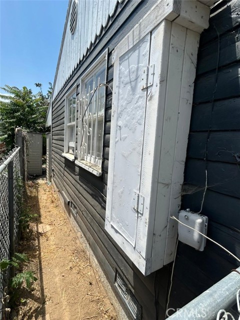 1176 Laurel Avenue, Pomona CA: https://media.crmls.org/medias/682a8a2d-c85a-4994-9000-498be613f837.jpg