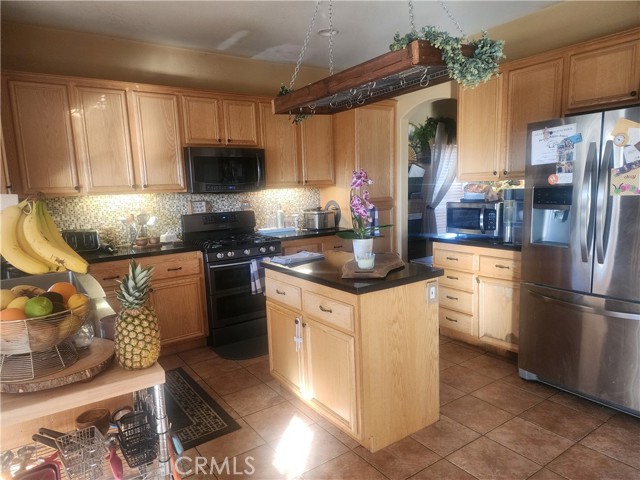 Detail Gallery Image 7 of 26 For 12584 Westway, Victorville,  CA 92392 - 4 Beds | 2/1 Baths