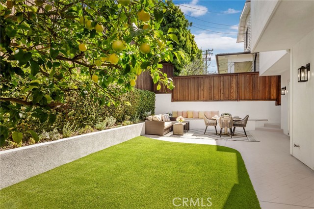 Detail Gallery Image 17 of 29 For 1720 Oak Ave, Manhattan Beach,  CA 90266 - 4 Beds | 3/1 Baths