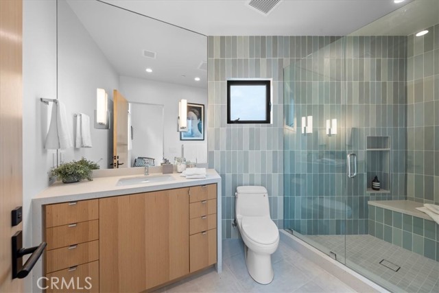 Detail Gallery Image 26 of 32 For 2481 Valley Dr, Hermosa Beach,  CA 90254 - 5 Beds | 5/1 Baths