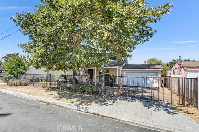 7607 Greg Avenue, Sun Valley CA: https://media.crmls.org/medias/682ebe3b-3669-4ebb-9201-bc0e0c7b67bd.jpg