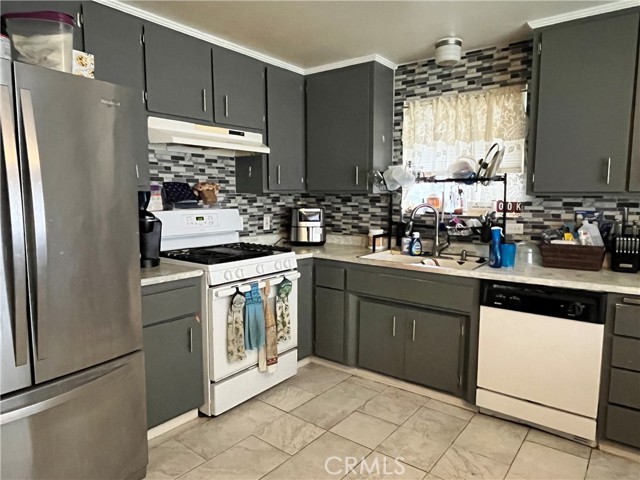 Detail Gallery Image 4 of 10 For 615 S Hewitt St, San Jacinto,  CA 92583 - 4 Beds | 3 Baths