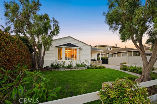 340 Broadway, Costa Mesa CA: https://media.crmls.org/medias/68373a5d-d2ec-42b4-ab67-d42d7848742d.jpg