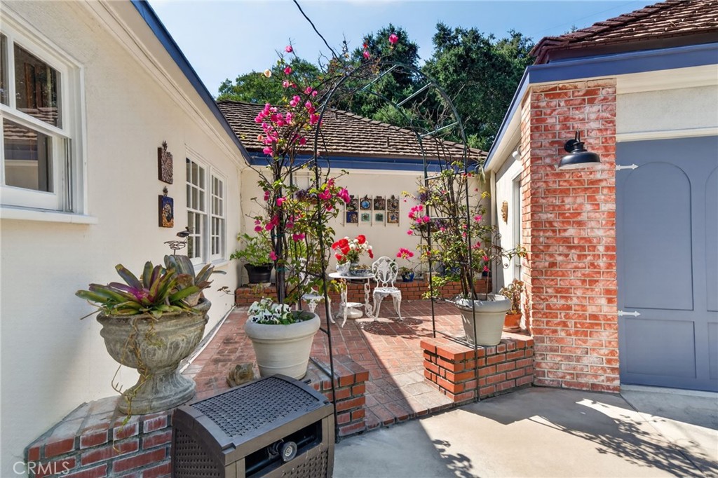https://media.crmls.org/medias/68389d48-7900-4382-81ea-4ded21f105e6.jpg?preset=X-Large