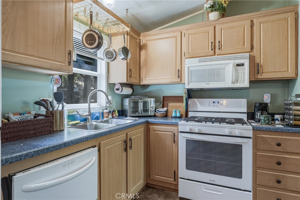 https://media.crmls.org/medias/6839a606-ceb6-4077-a97e-17048c268a0a.jpg?preset=X-Large