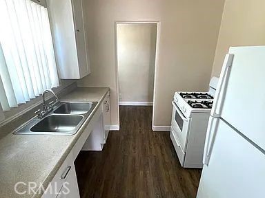 1990 Cedar Avenue, Long Beach CA: https://media.crmls.org/medias/683a5770-2bc9-4fd3-af1e-e8ea65c5b6dc.jpg