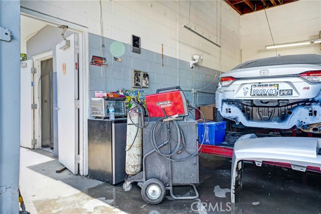 7039 Topanga Canyon Boulevard, Canoga Park CA: https://media.crmls.org/medias/683c0f88-1f56-4db9-aaeb-021da736d4f7.jpg