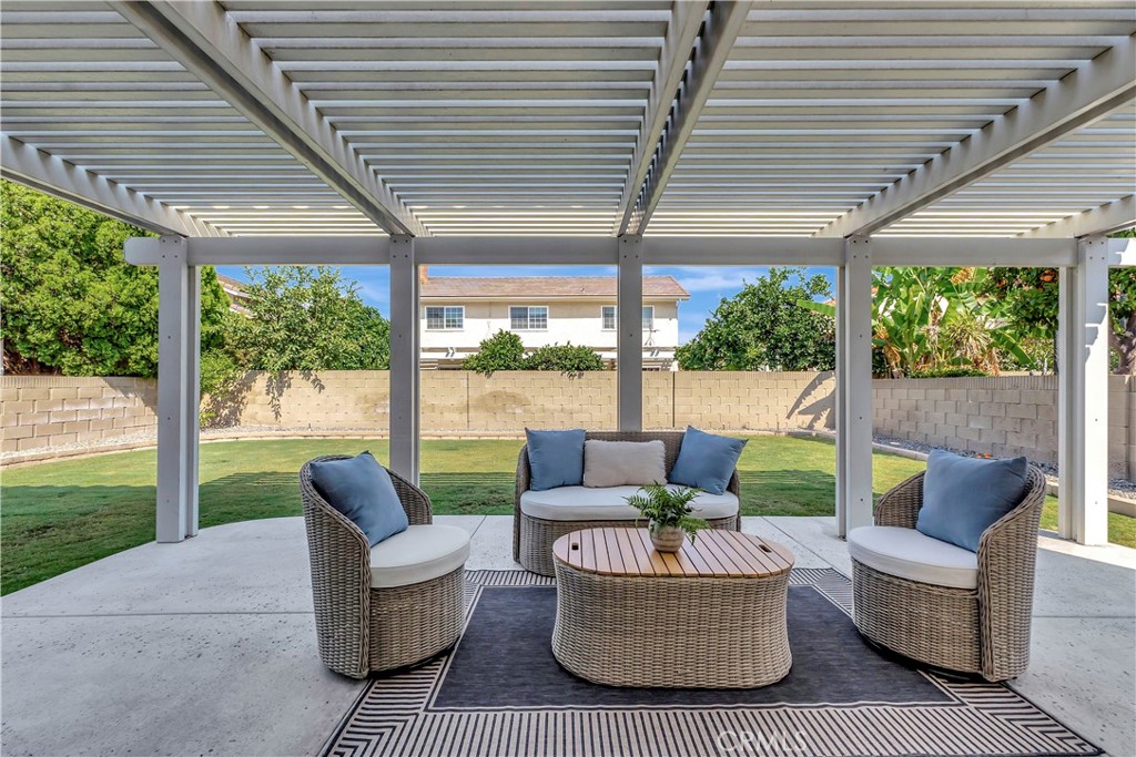https://media.crmls.org/medias/683ef056-190b-433f-b878-0d177c6ab613.jpg?preset=X-Large
