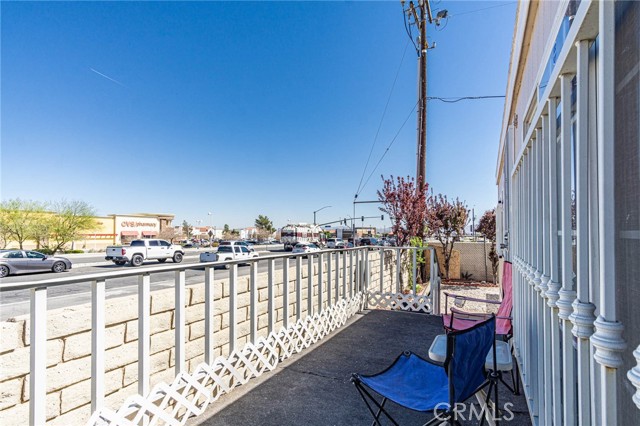 Detail Gallery Image 4 of 55 For 14411 Palmdale Rd #64,  Victorville,  CA 92392 - 3 Beds | 2 Baths