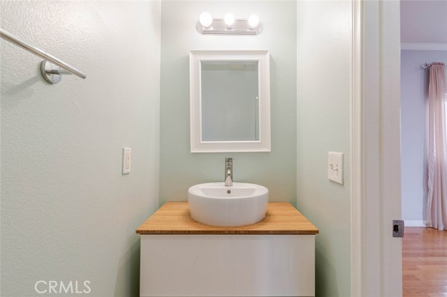 Detail Gallery Image 7 of 26 For 15053 Victory Bld #5,  Van Nuys,  CA 91411 - 2 Beds | 3 Baths
