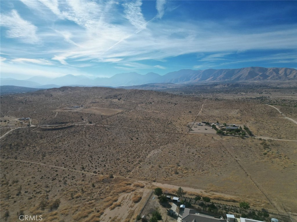 https://media.crmls.org/medias/684dfa69-58eb-4742-bb0f-946c974647dc.jpg?preset=X-Large