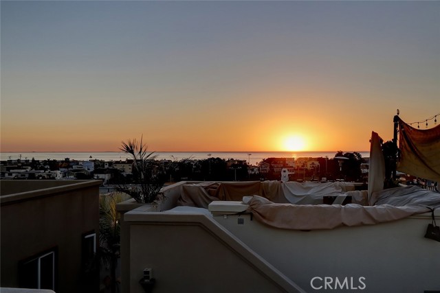 720 10th Street, Hermosa Beach, California 90254, 4 Bedrooms Bedrooms, ,3 BathroomsBathrooms,Residential,Sold,10th,SB21226543