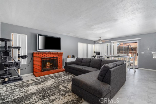 144 Elmtree Drive, Perris CA: https://media.crmls.org/medias/684fcd4d-2c1e-45a1-877a-e0ab97bddc31.jpg