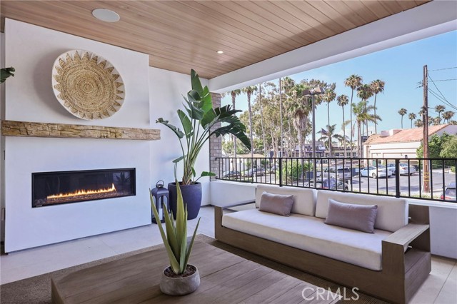 Detail Gallery Image 2 of 19 For 508 1/2 Goldenrod Ave, Corona Del Mar,  CA 92625 - 2 Beds | 2/1 Baths