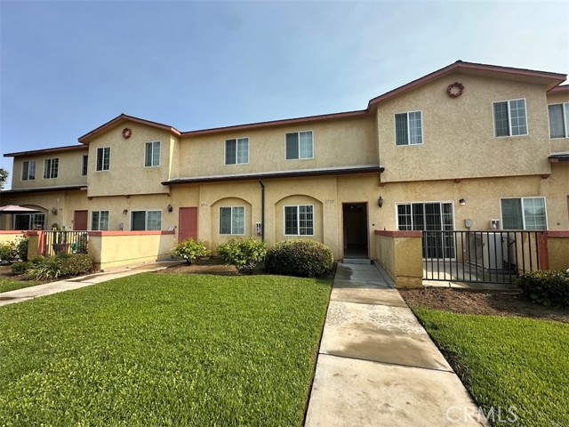 Detail Gallery Image 3 of 34 For 3755 E 52nd St, Maywood,  CA 90270 - 3 Beds | 3 Baths