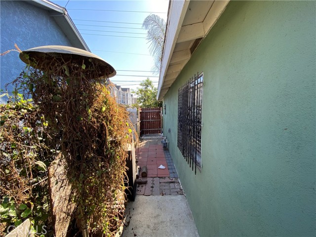 Detail Gallery Image 10 of 10 For 1801 E 92nd St, Los Angeles,  CA 90002 - 2 Beds | 1 Baths