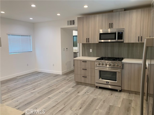 11565 Iowa Avenue, Los Angeles CA: https://media.crmls.org/medias/68555ac1-4320-4e3a-830a-6bd0ea2947b7.jpg