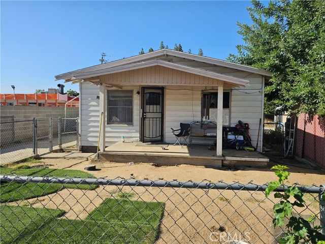 Detail Gallery Image 4 of 5 For 903 Woodrow Ave, Bakersfield,  CA 93308 - 3 Beds | 1/1 Baths