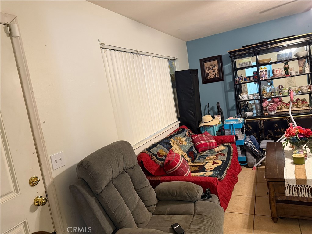 https://media.crmls.org/medias/6859c1aa-1753-43a3-8d6f-d23fe54c2b70.jpg?preset=X-Large
