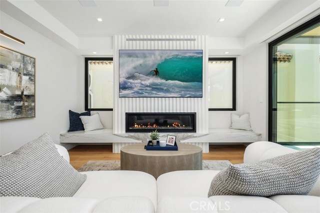 20 Balboa Coves, Newport Beach CA: https://media.crmls.org/medias/685a53c2-3961-453c-b8f9-715b664d2fd9.jpg