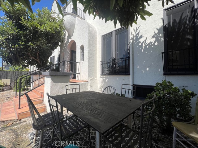 122 S Westmoreland Ave, Los Angeles CA: https://media.crmls.org/medias/685d8252-3b7e-4c03-8f24-b060a970e89b.jpg