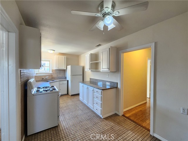 Detail Gallery Image 4 of 15 For 1480 N Calaveras St, Fresno,  CA 93728 - 4 Beds | 1 Baths