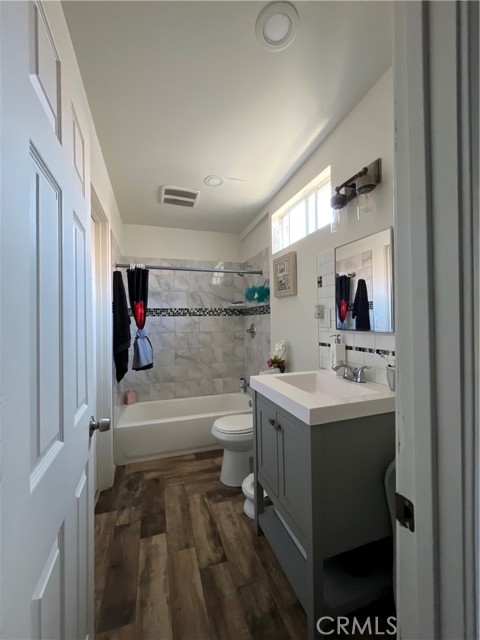 1248 Rolland Curtis Place, Los Angeles CA: https://media.crmls.org/medias/685e2ca4-1952-4e88-afdd-b4b15e80c007.jpg