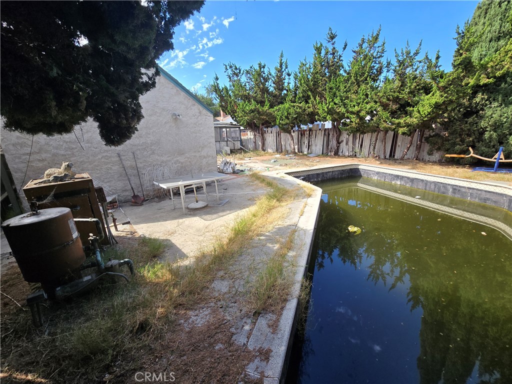 https://media.crmls.org/medias/685eb4ce-0092-4284-a88a-bddf093fe886.jpg?preset=X-Large