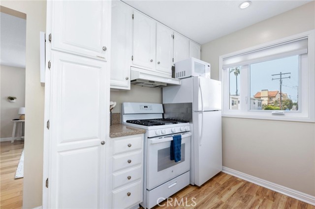 Detail Gallery Image 39 of 52 For 337 10th, Manhattan Beach,  CA 90266 - 5 Beds | 3/1 Baths