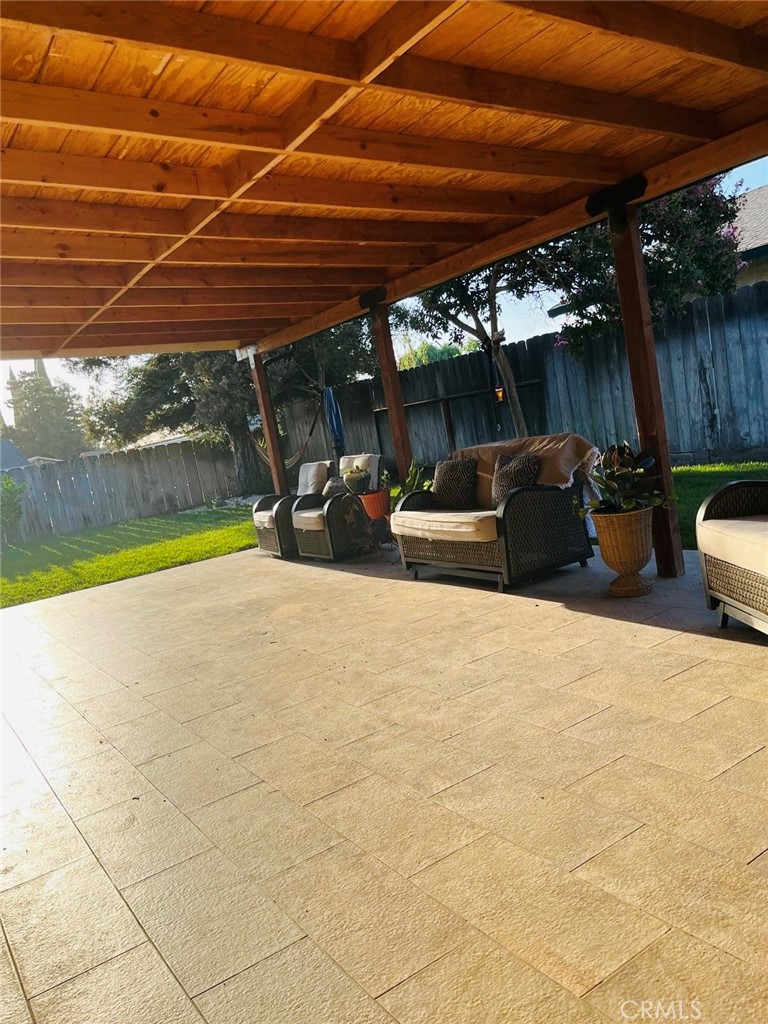 https://media.crmls.org/medias/6863d201-ee00-49d4-a923-4ae0c9a33cfc.jpg?preset=X-Large