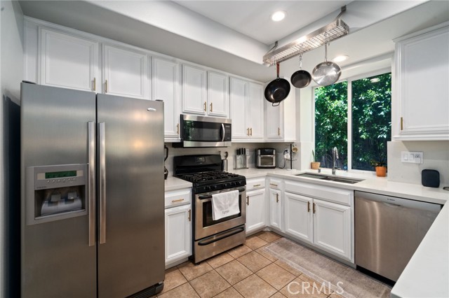 Detail Gallery Image 11 of 35 For 16741 Tim Ln, Van Nuys,  CA 91406 - 4 Beds | 3 Baths