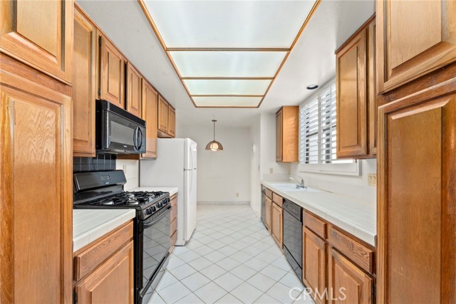 Detail Gallery Image 4 of 22 For 4641 Fulton #303,  Sherman Oaks,  CA 91423 - 2 Beds | 2/1 Baths