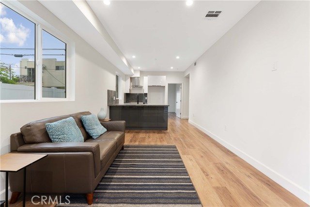 Detail Gallery Image 6 of 13 For 4559 W 18th #1/4,  Los Angeles,  CA 90019 - 2 Beds | 2 Baths