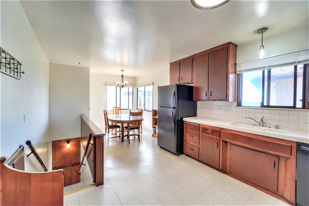 The kitchen has a well sized breakfast area and lots of bright windows as well as a panoramic ocean view