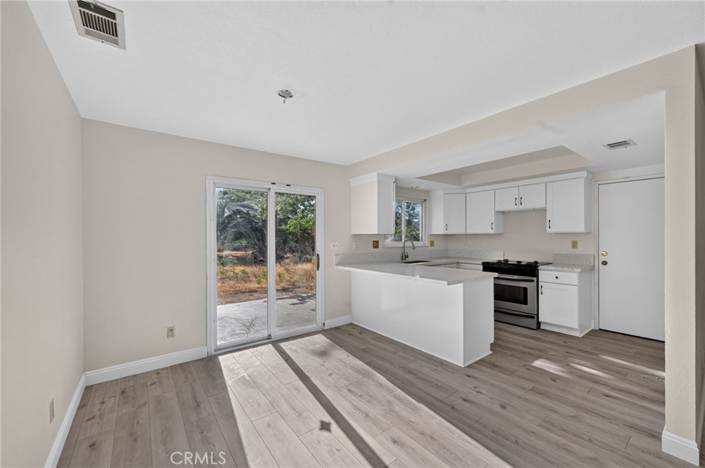 https://media.crmls.org/medias/68695980-7e4d-46d3-8d33-7555f6553750.jpg?preset=X-Large