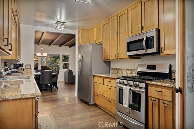 Detail Gallery Image 11 of 45 For 717 Crest Estates, Lake Arrowhead,  CA 92352 - 3 Beds | 3 Baths