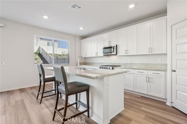 Detail Gallery Image 15 of 38 For 19536 Hanging Rock Rd, Lake Elsinore,  CA 92532 - 4 Beds | 3 Baths