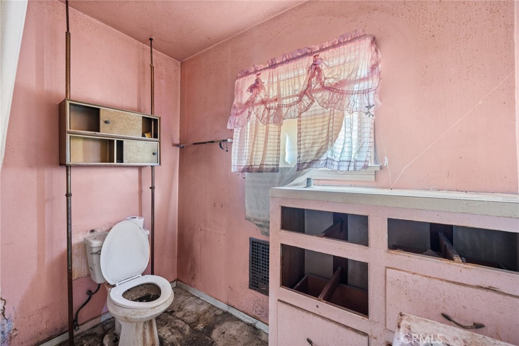 https://media.crmls.org/medias/686dc54f-f6a8-4e00-adaa-9e40a6355862.jpg?preset=X-Large