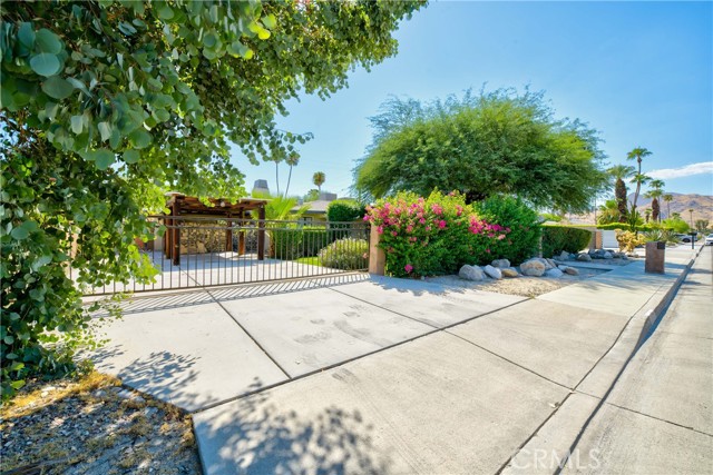 642 S Mountain View Drive, Palm Springs CA: https://media.crmls.org/medias/686eb53a-57cc-4624-bf6e-b0cfb5d85207.jpg