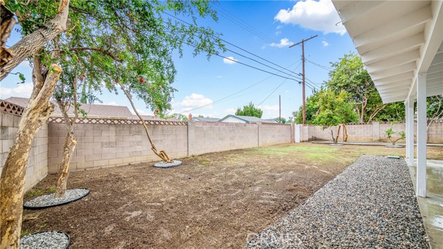 Detail Gallery Image 4 of 23 For 7851 Nita Ave, Canoga Park,  CA 91304 - 4 Beds | 2 Baths