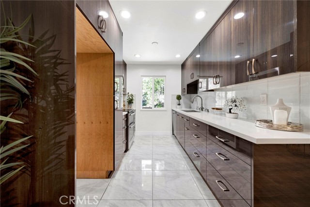 Detail Gallery Image 9 of 31 For 1935 Alpha Rd #112,  Glendale,  CA 91208 - 3 Beds | 2 Baths