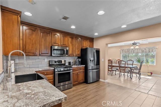 Detail Gallery Image 8 of 31 For 40139 15th, Palmdale,  CA 93551 - 3 Beds | 3 Baths