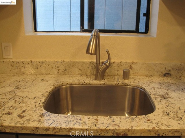 Detail Gallery Image 10 of 24 For 2401 Park Bld #5,  Oakland,  CA 94606 - 3 Beds | 1/1 Baths