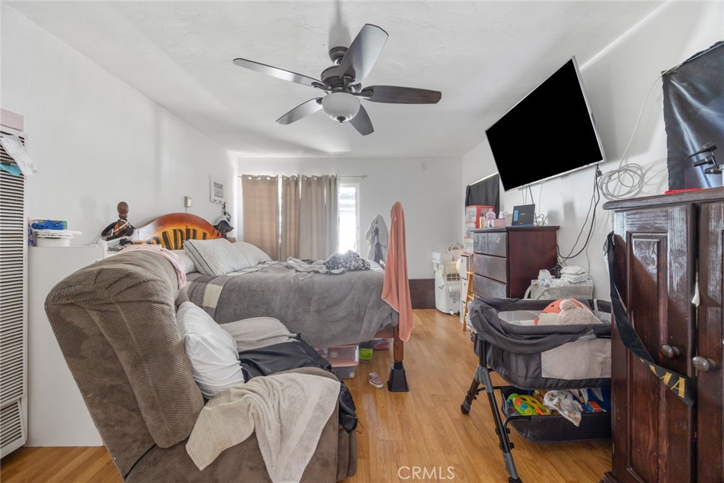 https://media.crmls.org/medias/687a75d0-da86-4a24-a146-97a3ba59b714.jpg?preset=X-Large