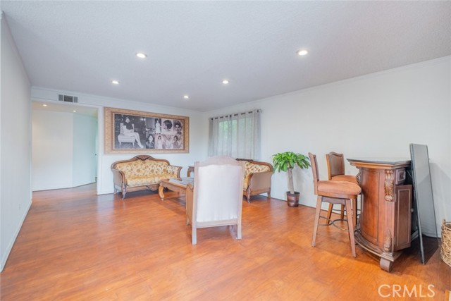 Detail Gallery Image 10 of 28 For 1745 Holly Dr #201,  Glendale,  CA 91206 - 3 Beds | 2 Baths