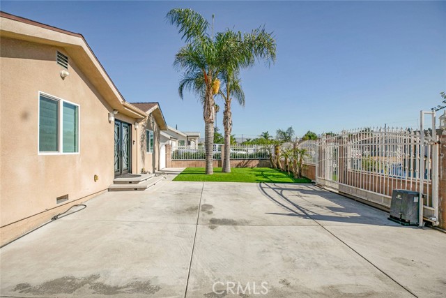 8215 Saint Clair Avenue, North Hollywood CA: https://media.crmls.org/medias/687b2475-943d-4c1d-b93d-f444f1d46018.jpg